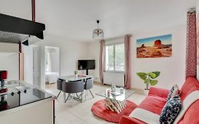 Chic Apart With Parking Near Paris